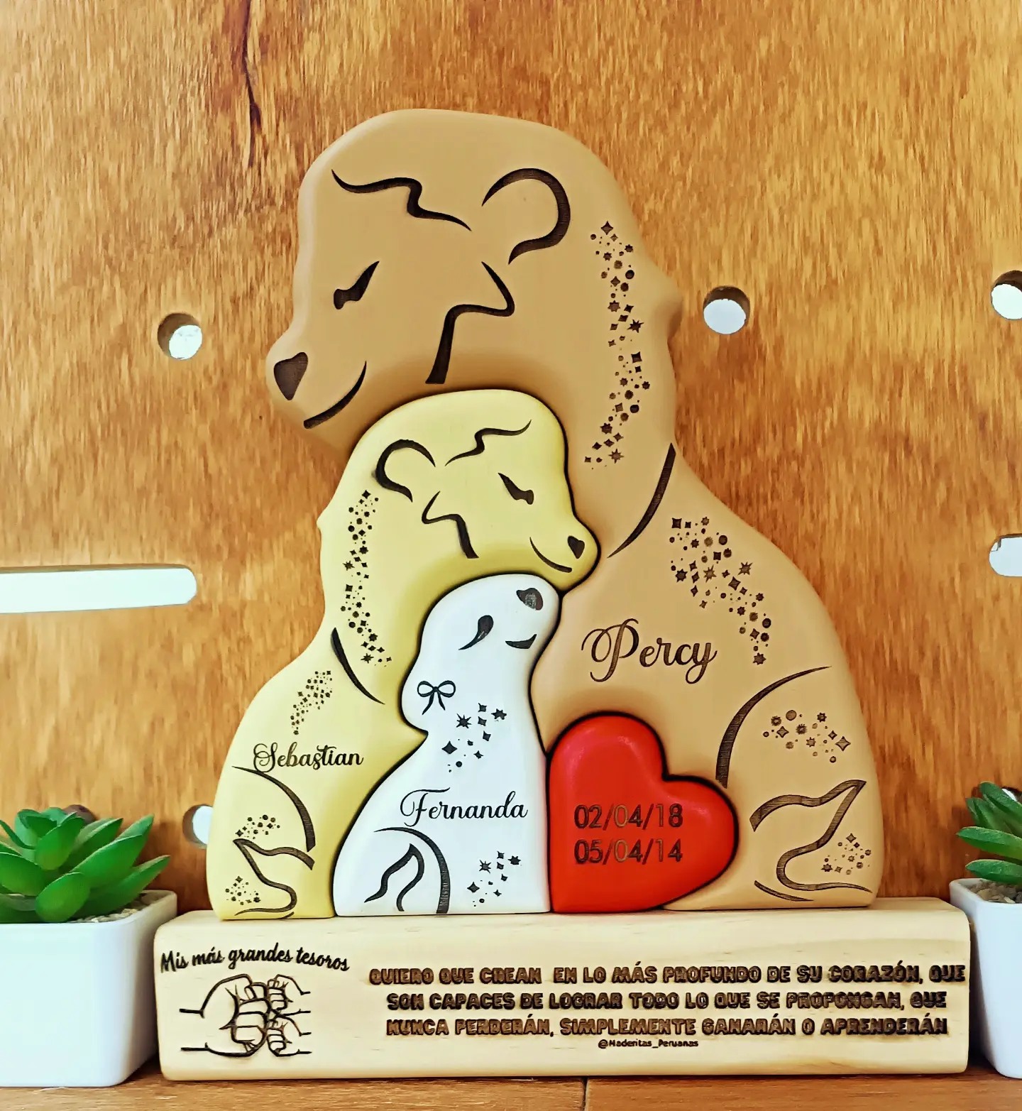 Leon de perfil y 2 cachorros